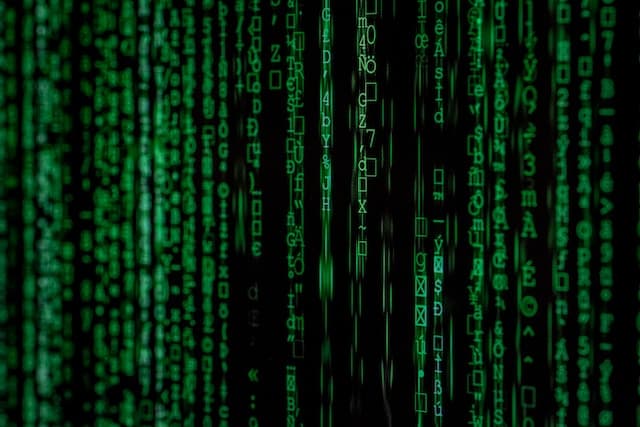 imagem de fundo preto com letras e caracteres de programação verdes caindo verticalmente